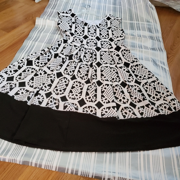 TIANA B DRESS SIZE 6T - Picture 2 of 5